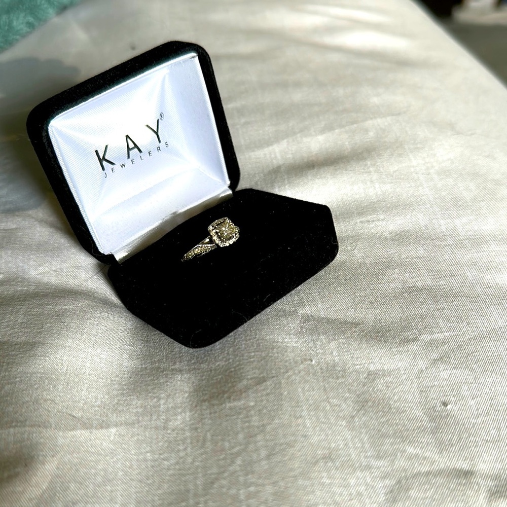 Kay Jewelers Classic Ring with Central Stone